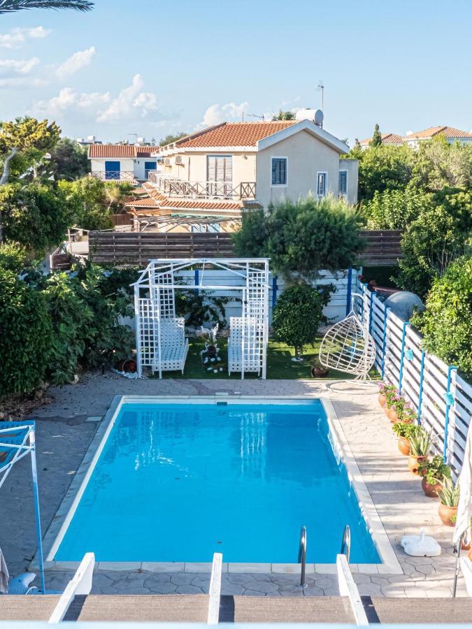 Greek Island Style 2 Bedroom Villa With Pool Next To The Sea Larnaca Extérieur photo