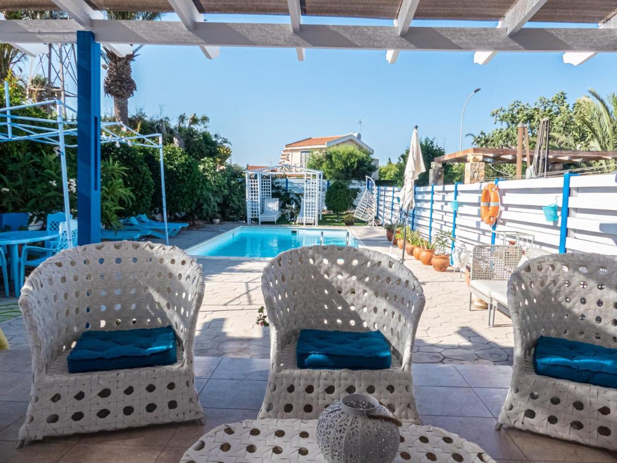 Greek Island Style 2 Bedroom Villa With Pool Next To The Sea Larnaca Extérieur photo